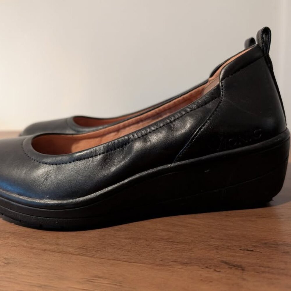 Vionic Women’s Black Leather Wedge Shoes — Comfort + Support — Size 7 W
